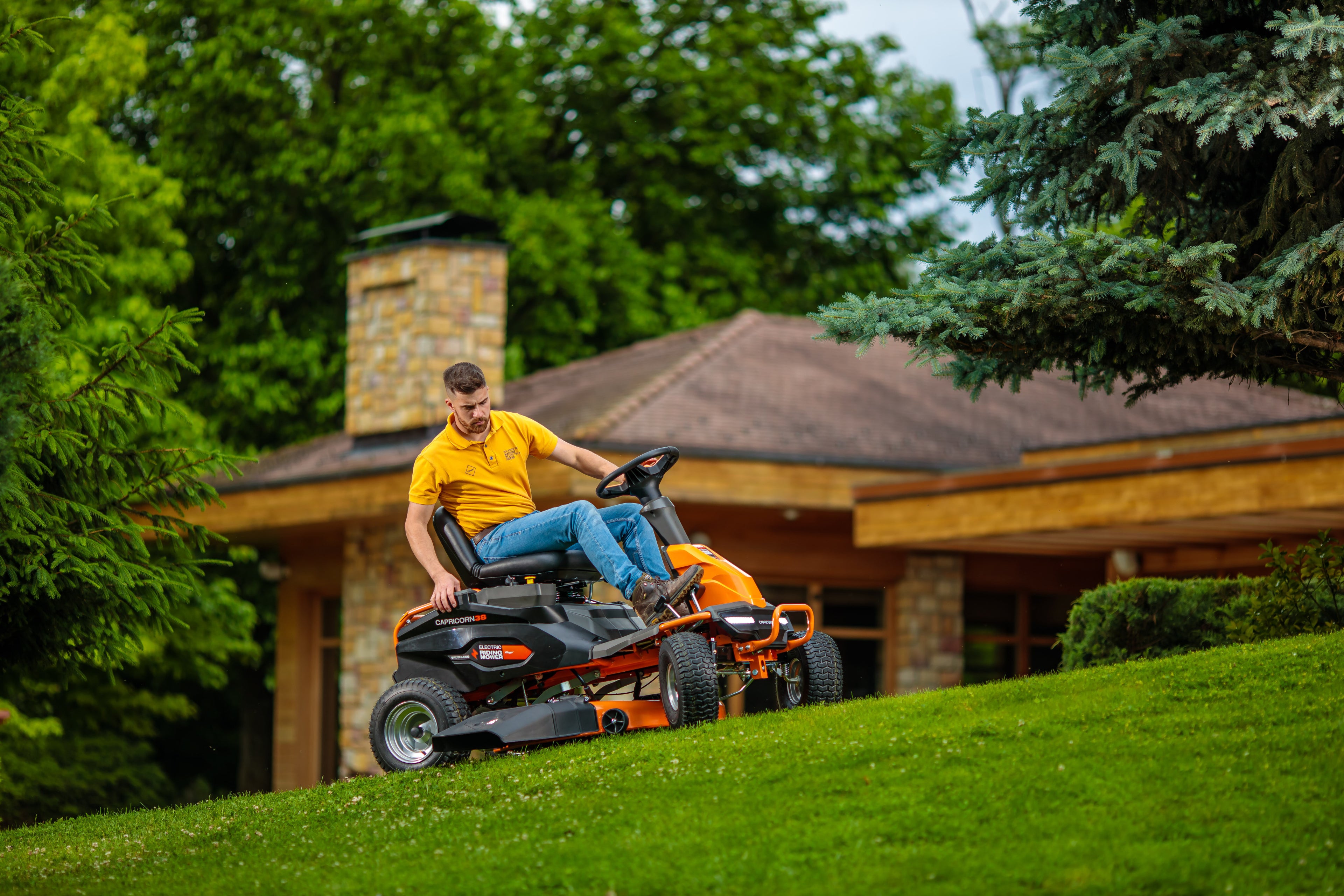 CAPRICORN 38 electric ride-on mower